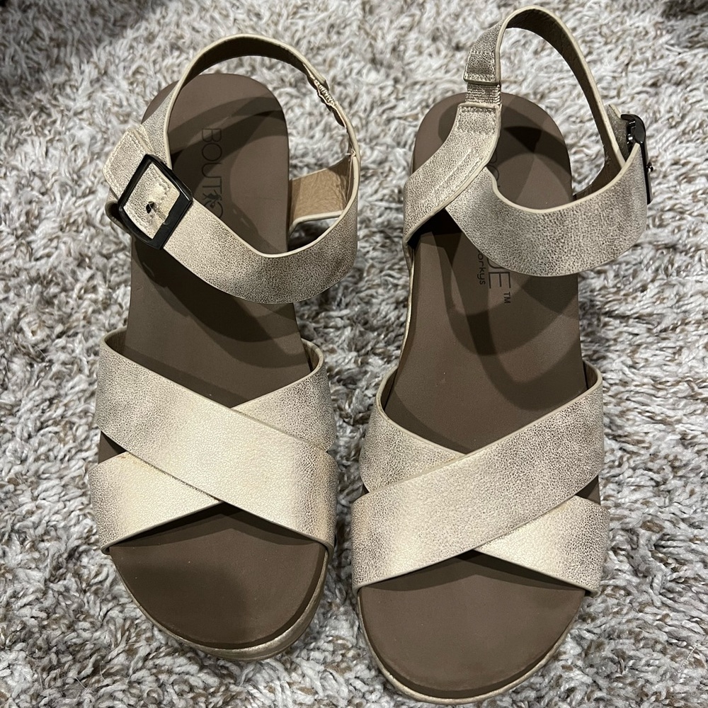 Boutique by Corkys Gold Wedges Size 9